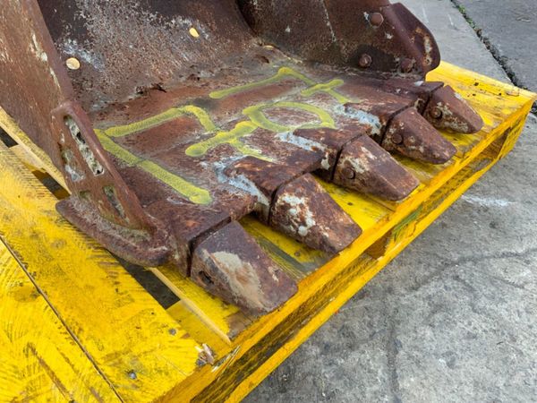30" DIGGING BUCKET....45mm PINS........1707. 360963663