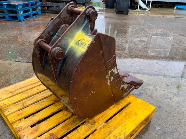 36" DIGGING BUCKET...........45mm PINS.......KOM. 360980537