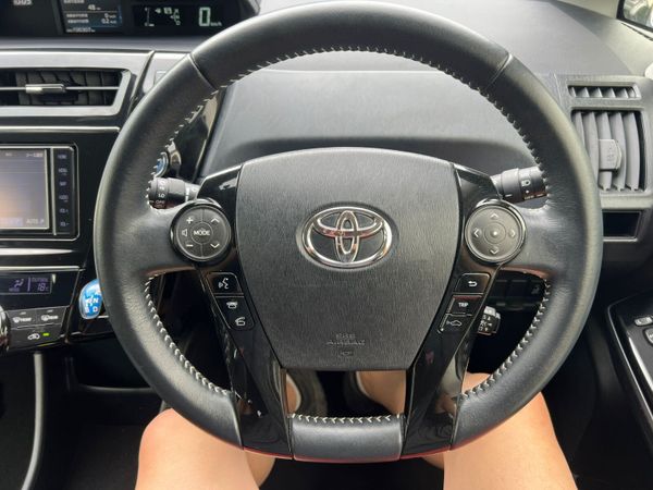19 Toyota Prius Alpha Hybrid 361373257
