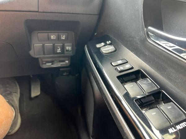 19 Toyota Prius Alpha Hybrid 361373264