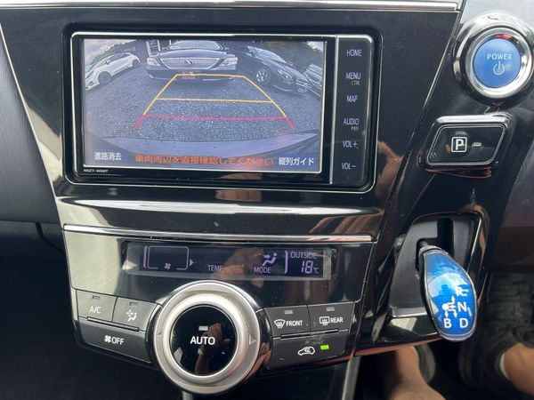 19 Toyota Prius Alpha Hybrid 361373266