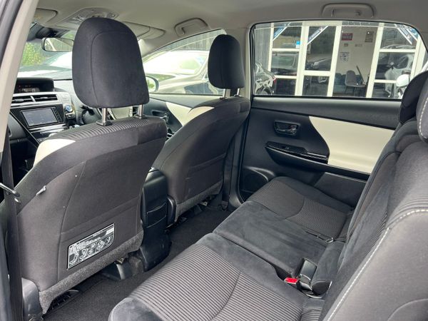 19 Toyota Prius Alpha Hybrid 361373267