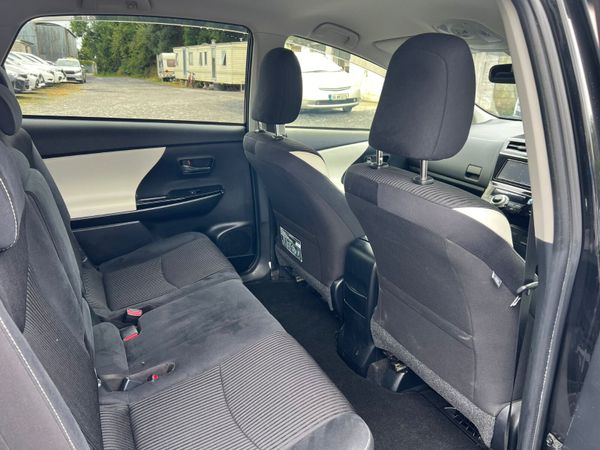 19 Toyota Prius Alpha Hybrid 361373268