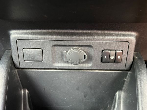 19 Toyota Prius Alpha Hybrid 361373260