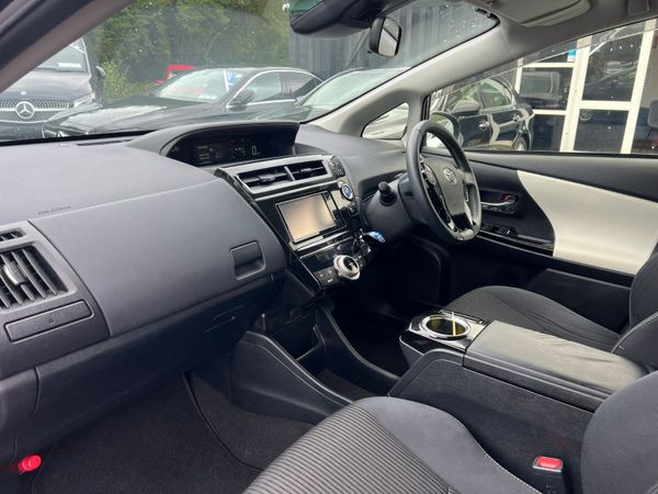 19 Toyota Prius Alpha Hybrid 361373262