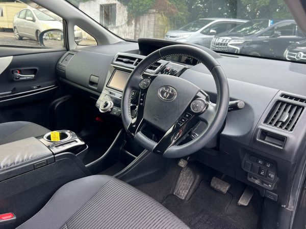 19 Toyota Prius Alpha Hybrid 361373263