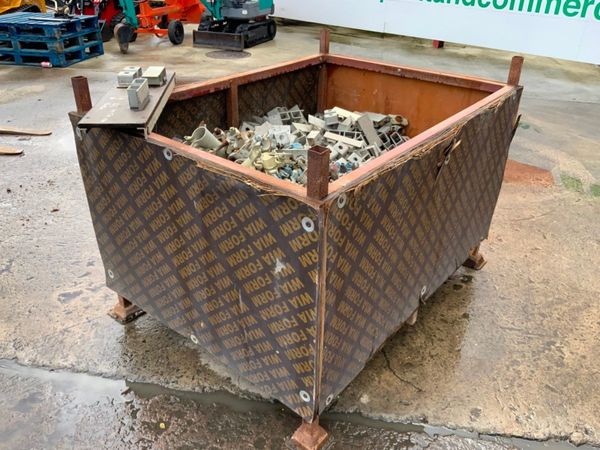 GALVANISED SCAFFOLDING  BRACKETS & CLAMPS. 361453162