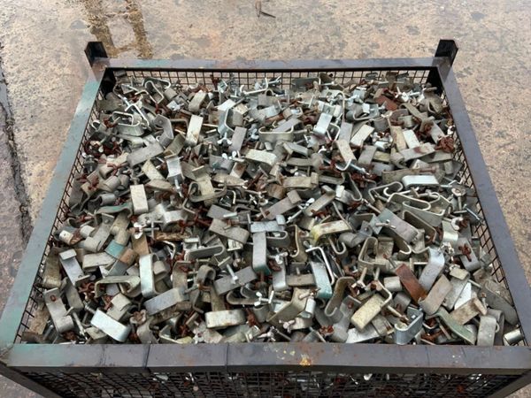 GALVANISED THUMB SCREW DECK CLAMPS..... 361676938