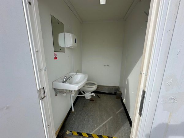 28 x 9 welfare unit , toilet , generator kitchen. 361793884