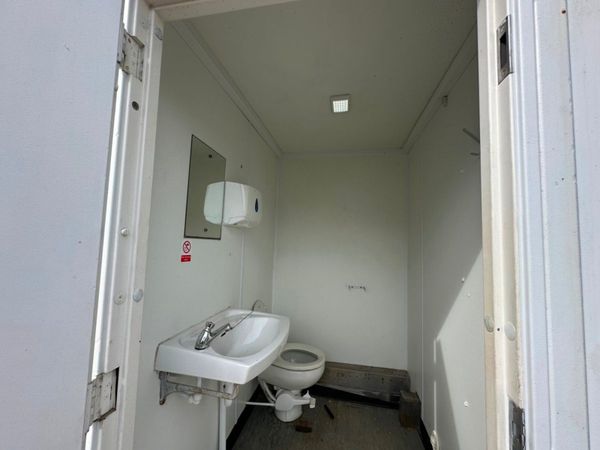 28 x 9 welfare unit , toilet , generator kitchen. 361793885