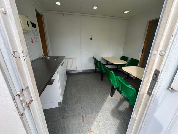 28 x 9 welfare unit , toilet , generator kitchen. 361793886