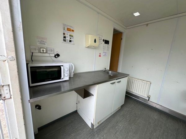 28 x 9 welfare unit , toilet , generator kitchen. 361793889