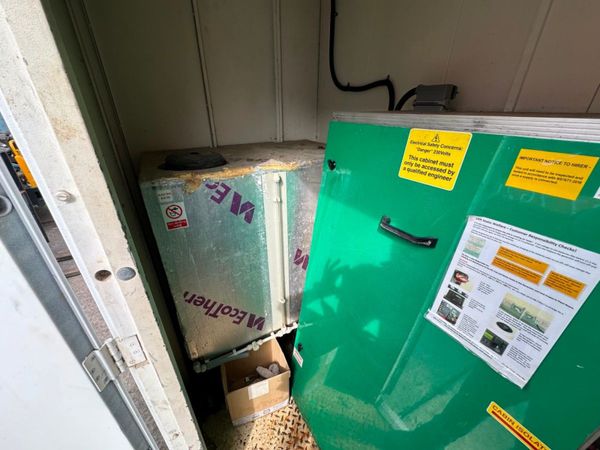 28 x 9 welfare unit , toilet , generator kitchen. 361793882