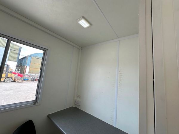 28 x 9 welfare unit , toilet , generator kitchen. 361793894