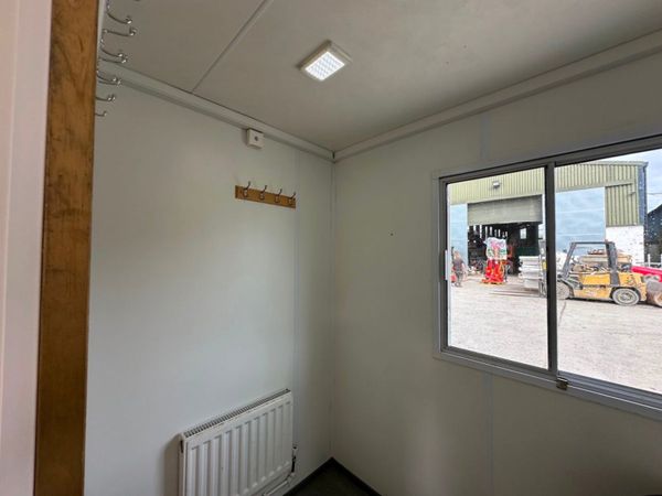 28 x 9 welfare unit , toilet , generator kitchen. 361793895