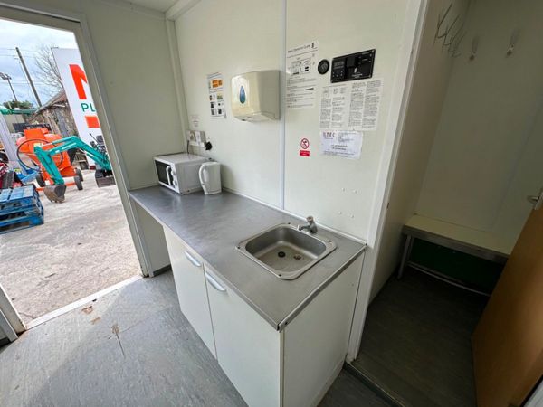 28 x 9 welfare unit , toilet , generator kitchen. 361793891
