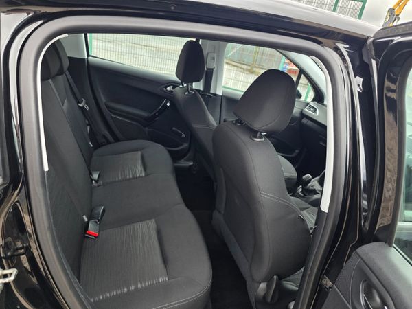 Peugeot 208 2015 362576046