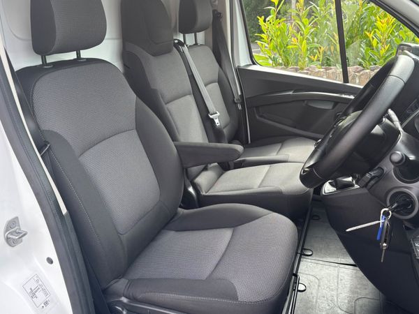 RENAULT TRAFIC 2.0 LWB Business plus only 45000kms 363046082