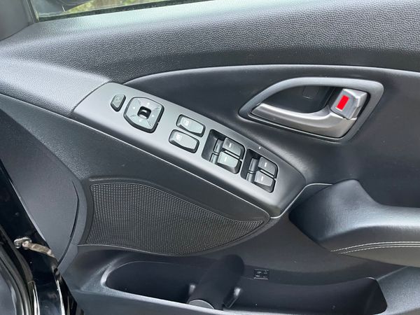 Hyundai ix35 1.7 Diesel Celebration LE 2WD 374085074