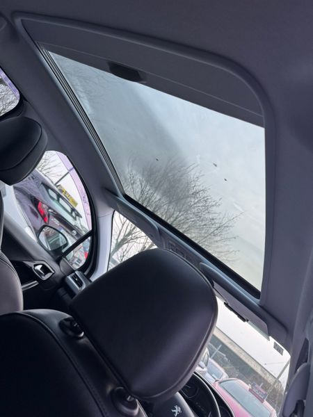 Peugeot 208 Automatic 374117528