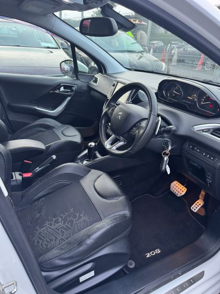 Peugeot 208 Automatic 374117523
