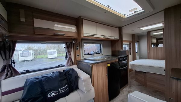 Lunar Conquest 574 Island Bed Caravan 374126323