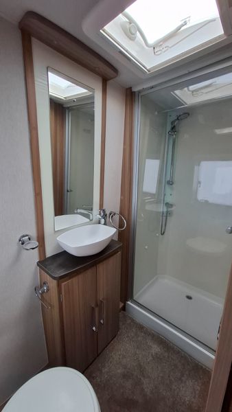 Lunar Conquest 574 Island Bed Caravan 374126344