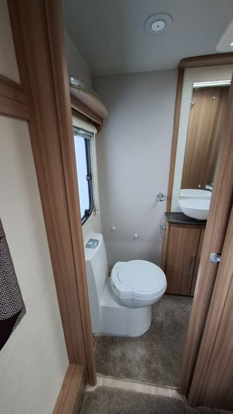 Lunar Conquest 574 Island Bed Caravan 374126347