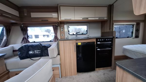 Lunar Conquest 574 Island Bed Caravan 374126340