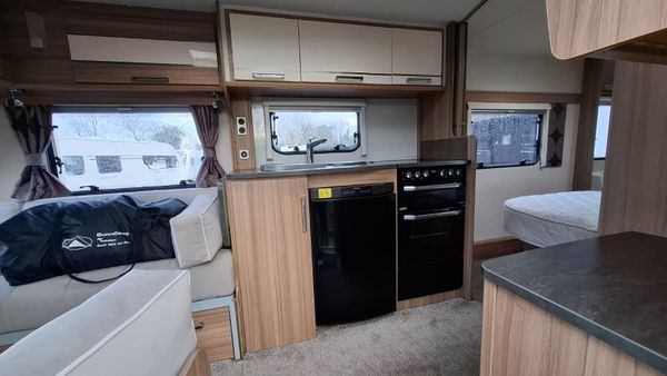 Lunar Conquest 574 Island Bed Caravan 374126343