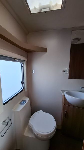 Swift Coastline 4FB Island Bed Caravan 374126565