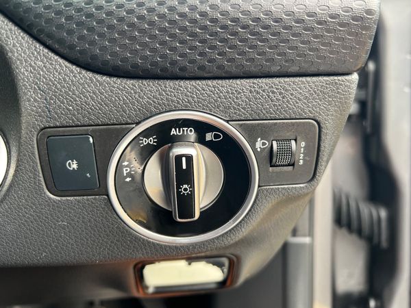 Mercedes-Benz A180 Auto 374298161