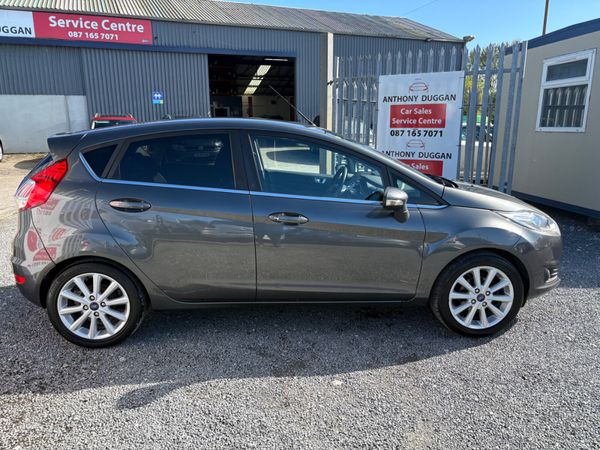 2017 Ford Fiesta titanium 374307128