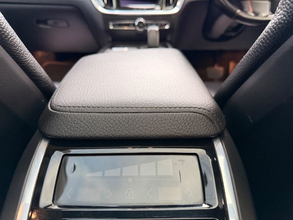 Volvo V60 2021 AWD Cross Country 374468979