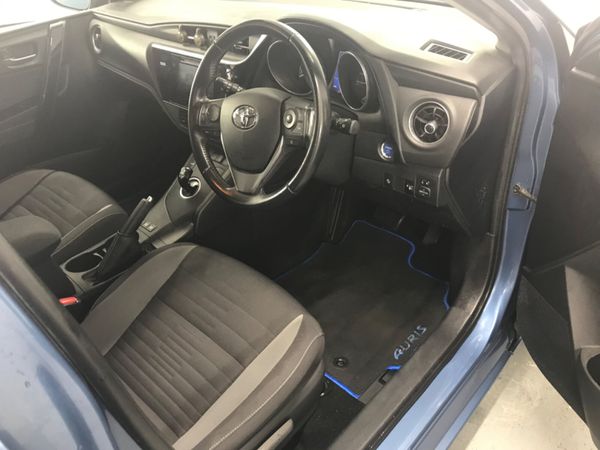 Toyota Auris 2017 374469431