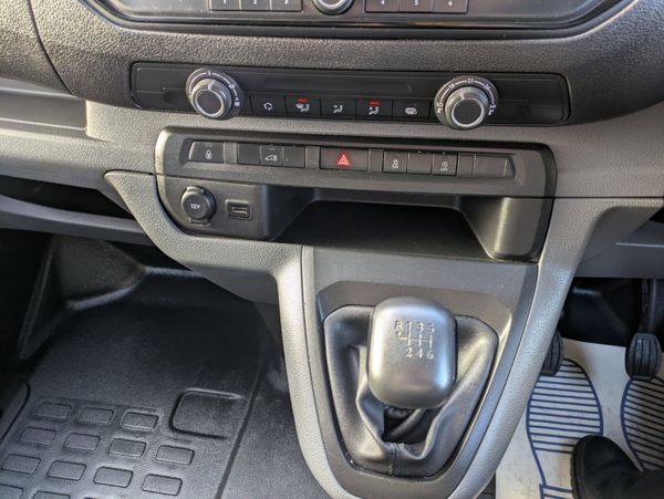 Opel Vivaro LOW KMS/ INC VAT/ NEW DOE 11/26 374462542