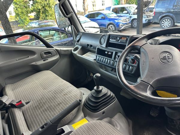 Toyota Dyna 2017 374530545