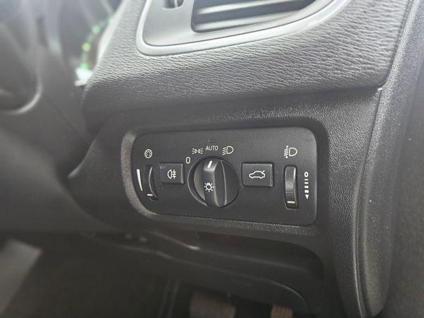 VOLVO V40 180PS R-DESIGN POWERSHIFT // LOW MILEAGE 374635335