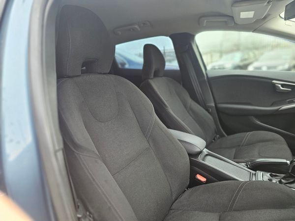 VOLVO V40 180PS R-DESIGN POWERSHIFT // LOW MILEAGE 374635338