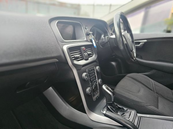 VOLVO V40 180PS R-DESIGN POWERSHIFT // LOW MILEAGE 374635348