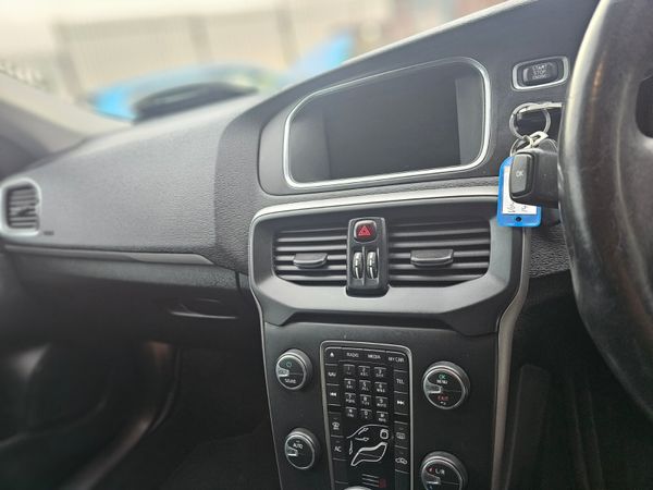 VOLVO V40 180PS R-DESIGN POWERSHIFT // LOW MILEAGE 374635341