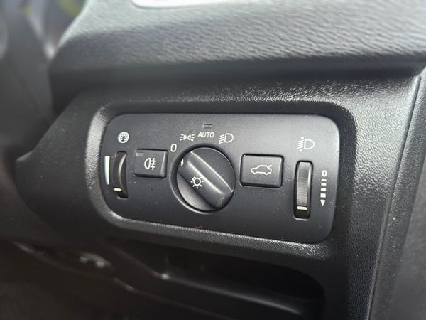 VOLVO V40 180PS R-DESIGN POWERSHIFT // LOW MILEAGE 374635355