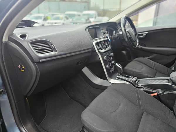 VOLVO V40 180PS R-DESIGN POWERSHIFT // LOW MILEAGE 374635350