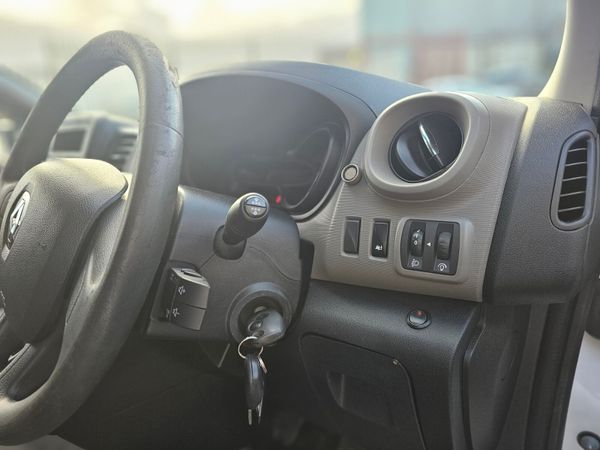 RENAULT TRAFIC LWB // 08/26 DOE 374635538