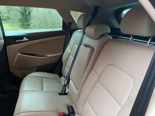 HYUNDAI TUSCON EXECUTIVE 374650030