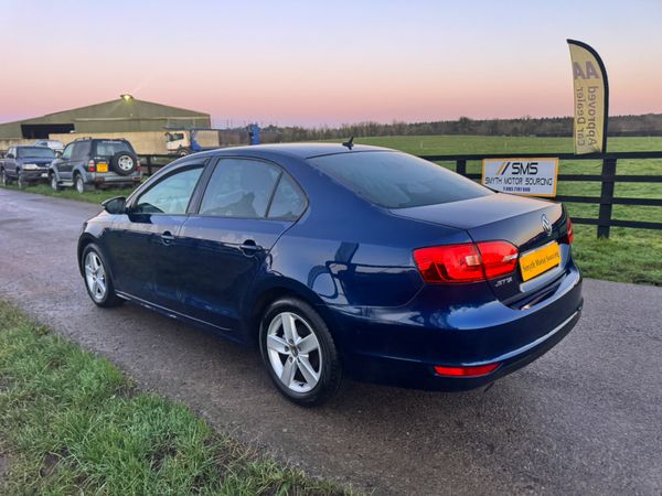 141 Volkswagen Jetta 1.6Tdi Bluemotion 375031096