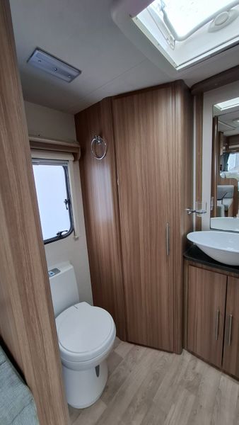 Lunar Quasar 4 berth caravan 375131392