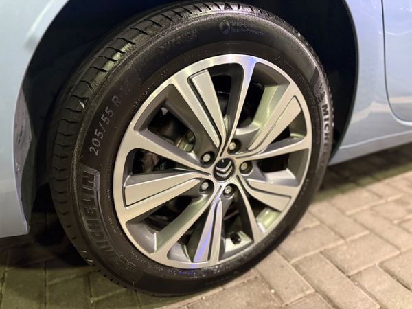 SUPER HIGH SPEC PETROL AUTO 7 SEAT 375169234