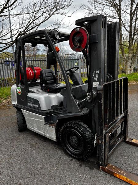 forklift    nissan  gas 2.5 ton lift 375554226