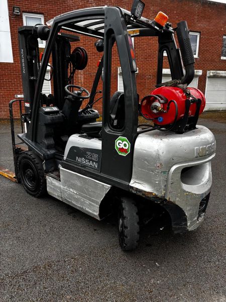 forklift    nissan  gas 2.5 ton lift 375554228